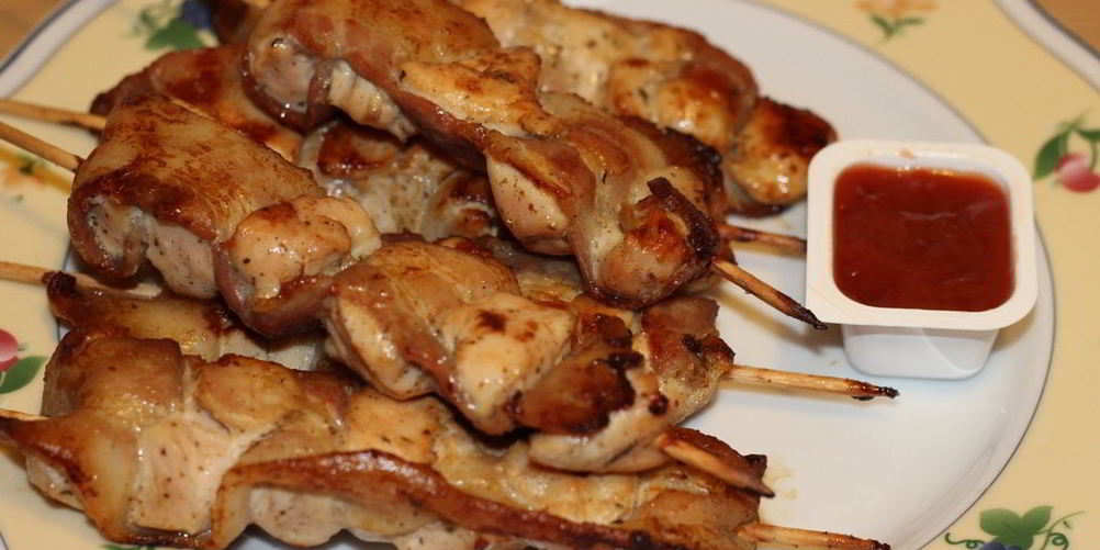 Как приготовить куриные шашлычки в беконе