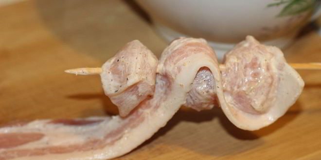 Рецепт куриных шашлычков в беконе