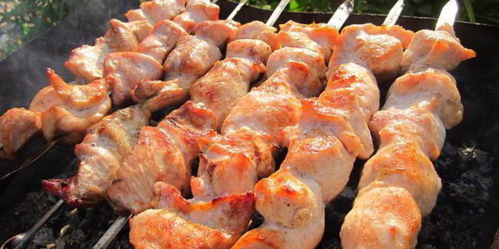 Как приготовить шашлык из индейки с салатом из красного лука и помидор