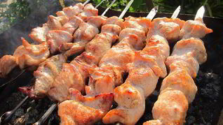 Рецепт Шашлыка из индейки с салатом из красного лука и помидор