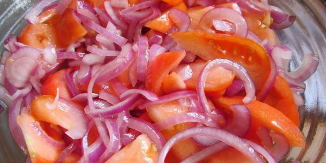 Рецепт шашлыка из индейки с салатом из красного лука и помидор