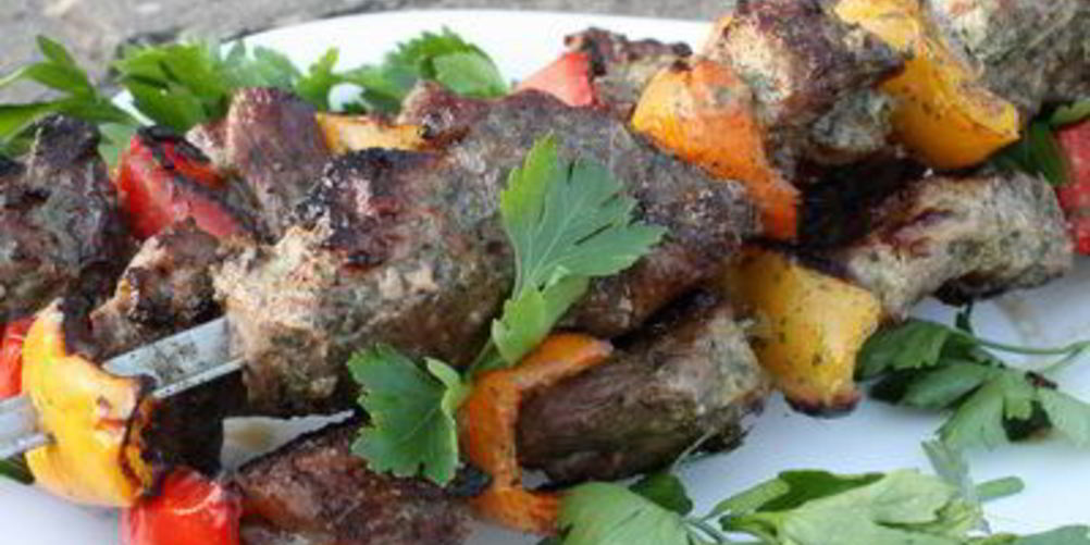 Как приготовить шашлык в мятно-йогуртовом маринаде