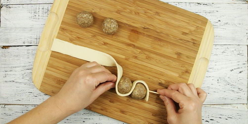 Как приготовить шашлыки из фарша со слоеным тестом