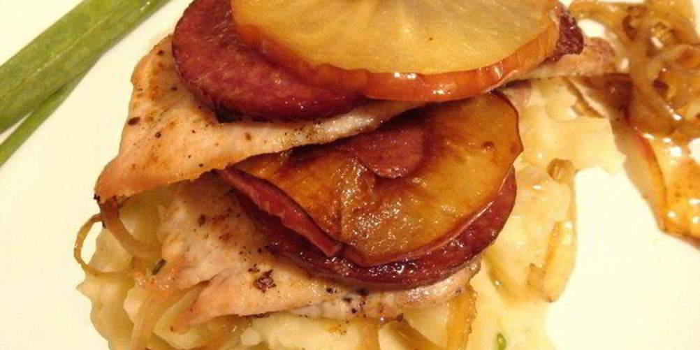 Как приготовить куриные шницели с яблоками и чоризо