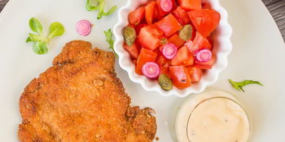 Как приготовить шницель из курицы с томатным салатом
