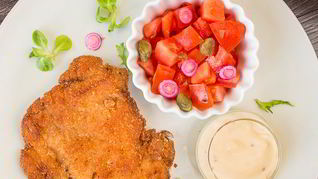Рецепт Шницеля из курицы с томатным салатом