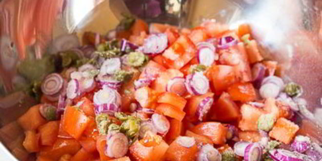 Рецепт шницеля из курицы с томатным салатом