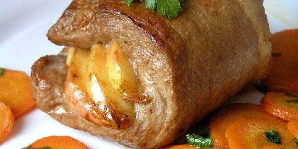 Как приготовить сочный шницель с яблоками и морковным гарниром