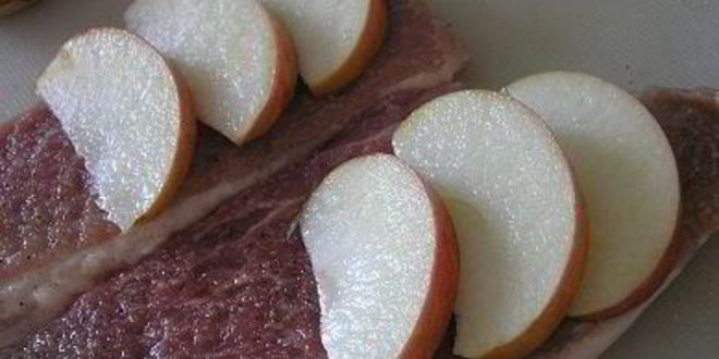Рецепт сочного шницеля с яблоками и морковным гарниром