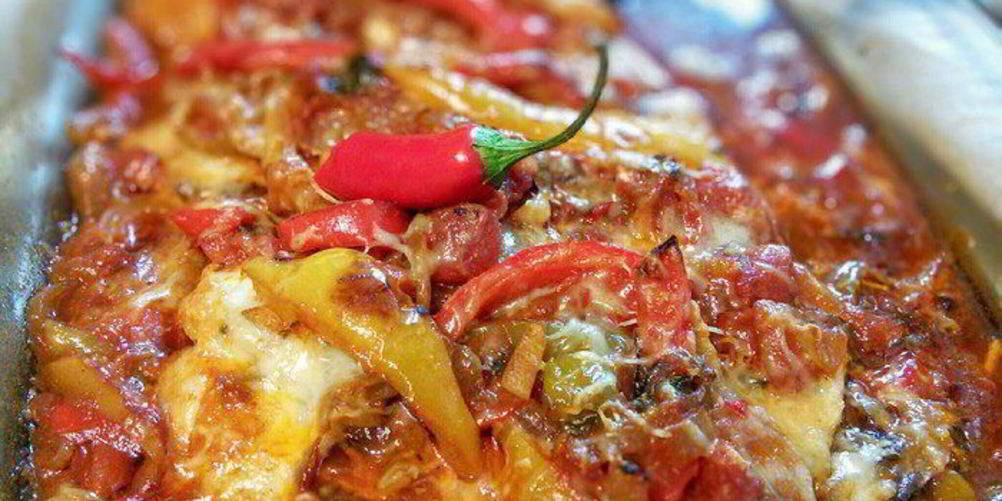 Как приготовить свиных шницелей, запеченных в остром цыганском соусе