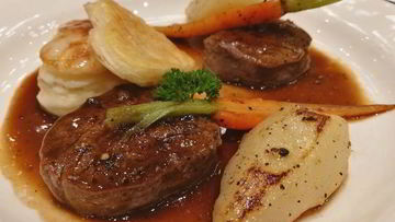 Рецепт Телячьего шницеля с грушами и творожно-ореховой массой