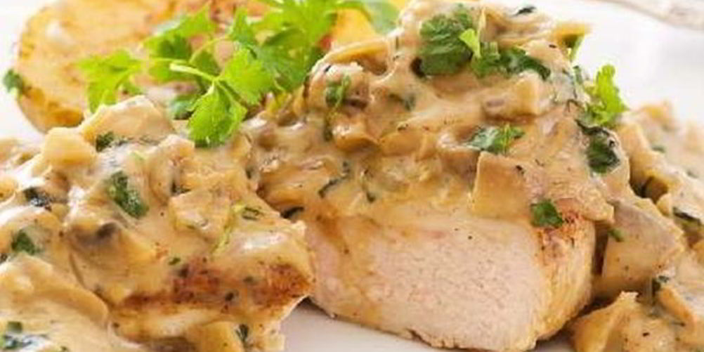 Как приготовить запеченный шницель из индейки со сливочным соусом из лесных грибов