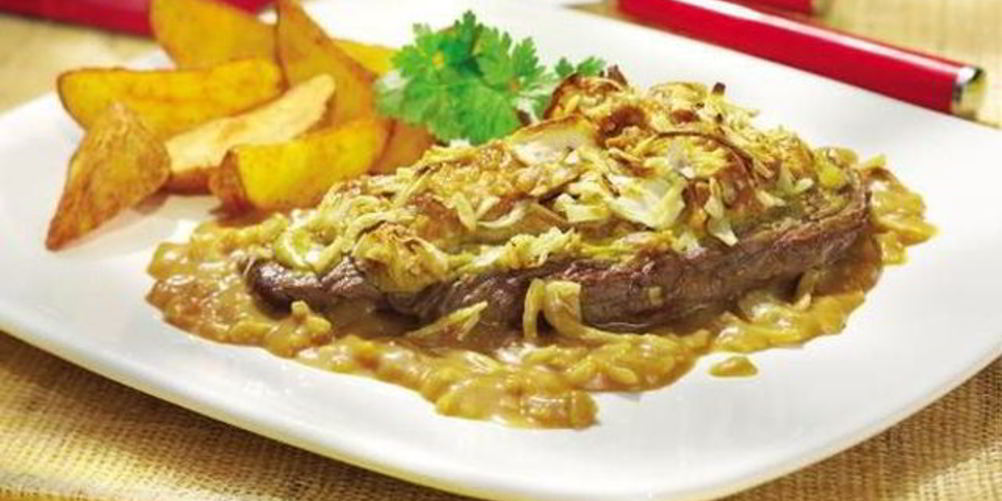 Как приготовить запеченный шницель в сливочно-луковом соусе