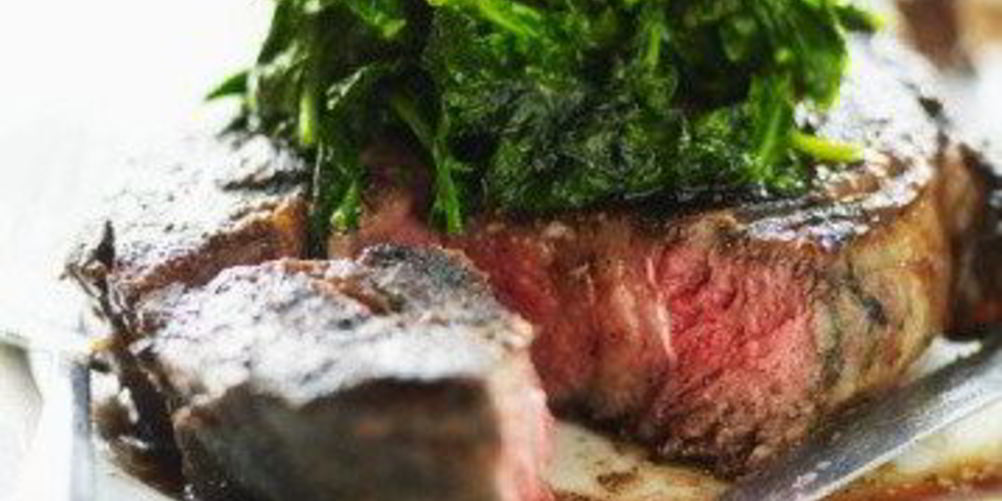 Как приготовить говяжий стейк и сливочный шпинат с голубым сыром