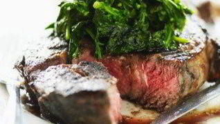 Рецепт Говяжьего стейка и сливочный шпинат с голубым сыром