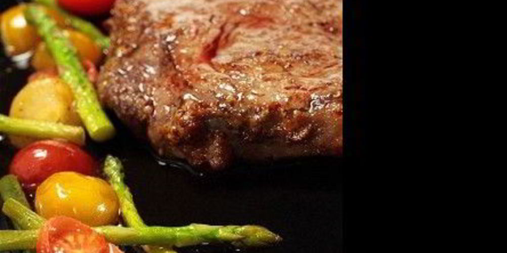 Как приготовить говяжьи стейки с жаренными помидорами черри