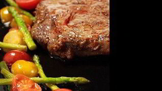 Рецепт Говяжьих стейков с жаренными помидорами черри