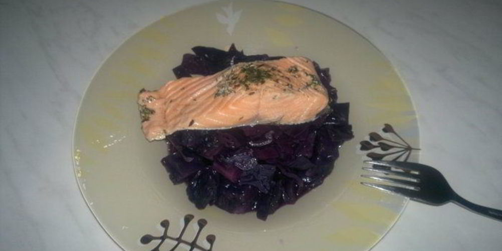 Как приготовить капусту в вине и стейк лосося в травах
