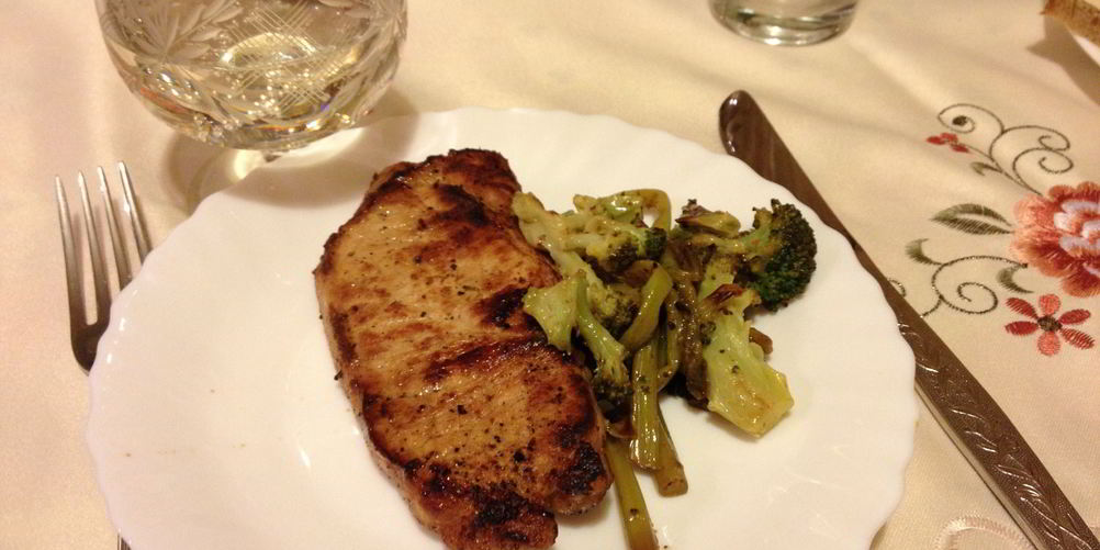 Как приготовить маринованный стейк из свинины со спаржей