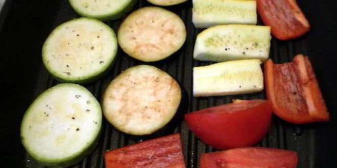 Рецепт перечного раундрамба-стейка с грилованными овощами