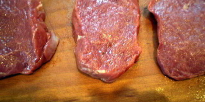 Рецепт перечного раундрамба-стейка с грилованными овощами