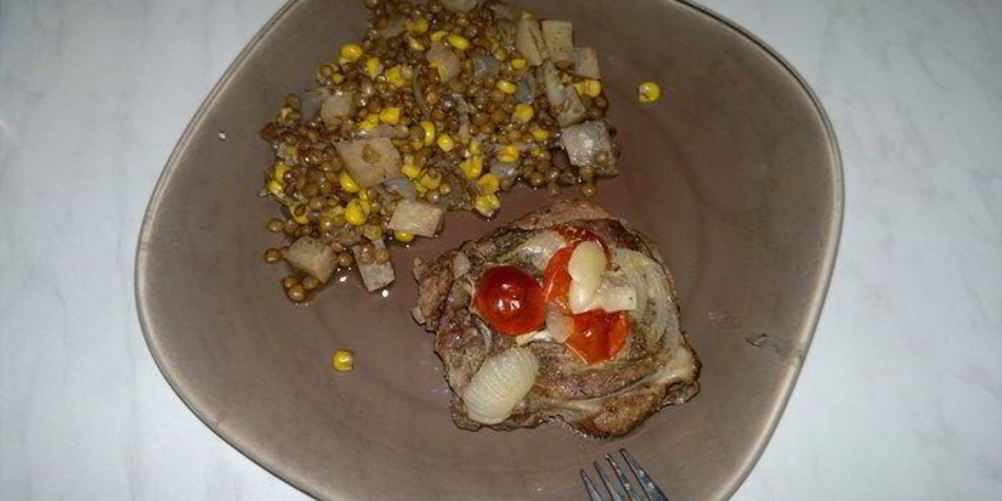 Как приготовить стейк из бараньей шеи, запеченный в горшке и чечевица с кукурузой, сельдереем и чесноком