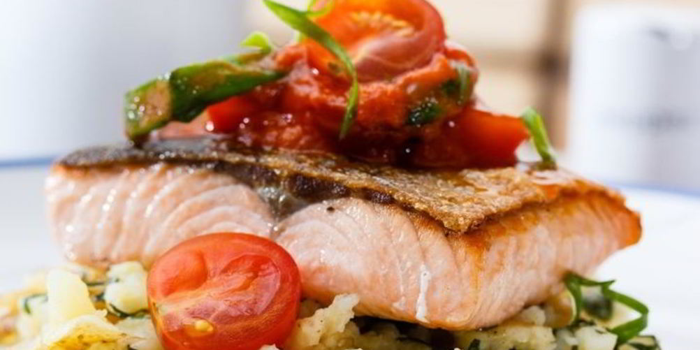 Как приготовить стейк из форели с картофелем