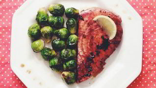 Рецепт Стейка из тунца с гарниром из брюссельской капусты