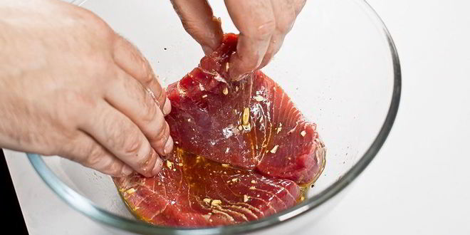 Рецепт стейка из тунца с гарниром из брюссельской капусты