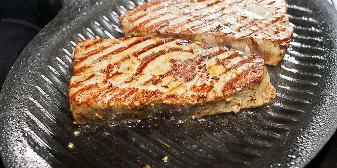 Рецепт стейка из тунца с гарниром из брюссельской капусты