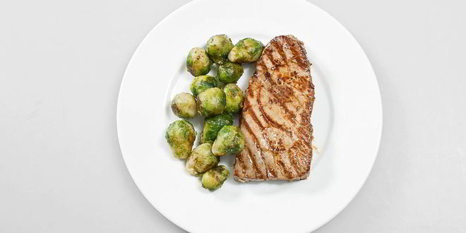 Рецепт стейка из тунца с гарниром из брюссельской капусты