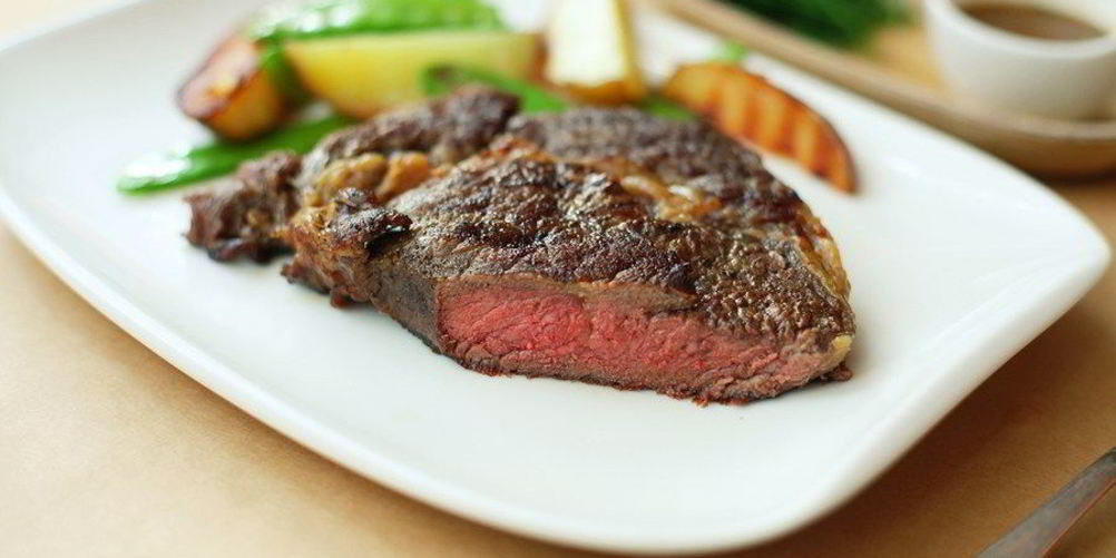 Как приготовить стейк с картофелем и французским зеленым горошком на гриле