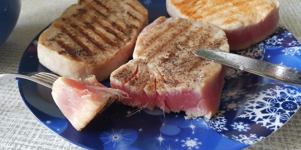 Как приготовить стейк тунца на сковородке гриль