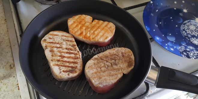 Рецепт стейка тунца на сковородке гриль