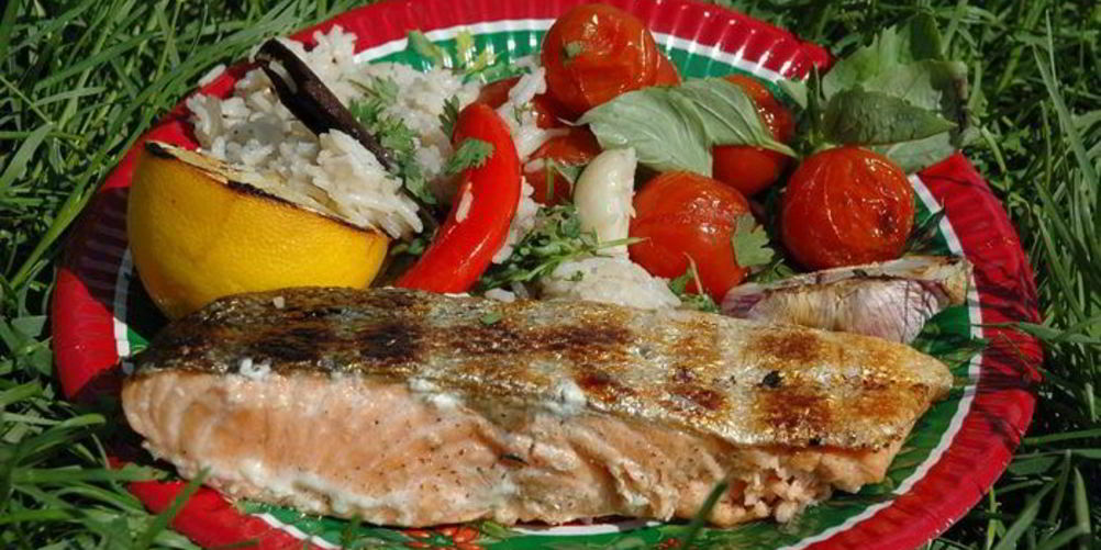 Как приготовить стейки из семги на гриле с чесноком и помидорами