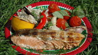 Рецепт Стейков из семги на гриле с чесноком и помидорами