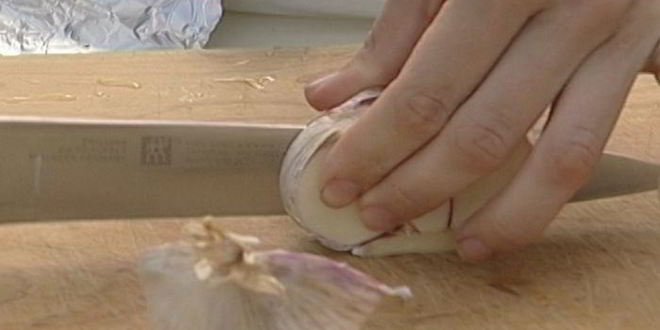 Рецепт стейков из семги на гриле с чесноком и помидорами