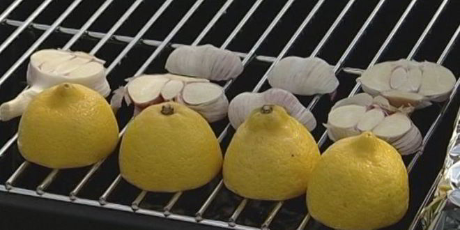 Рецепт стейков из семги на гриле с чесноком и помидорами