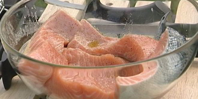 Рецепт стейков из семги на гриле с чесноком и помидорами