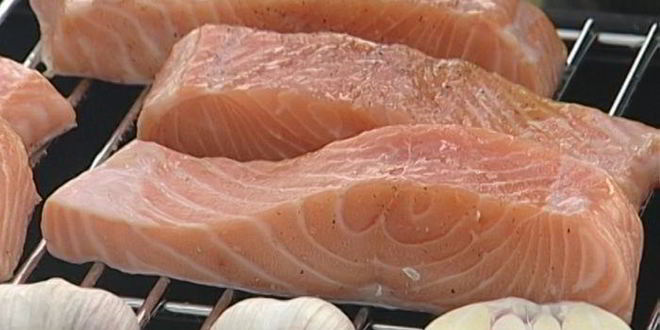 Рецепт стейков из семги на гриле с чесноком и помидорами