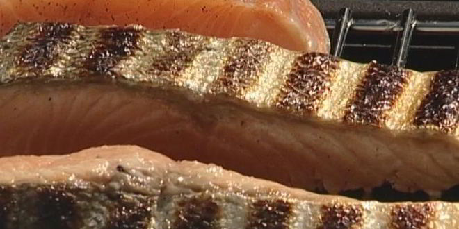 Рецепт стейков из семги на гриле с чесноком и помидорами