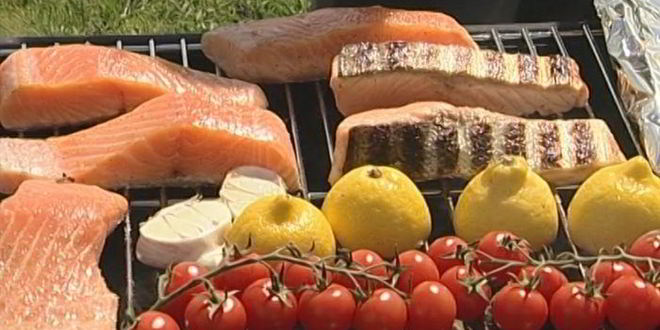 Рецепт стейков из семги на гриле с чесноком и помидорами