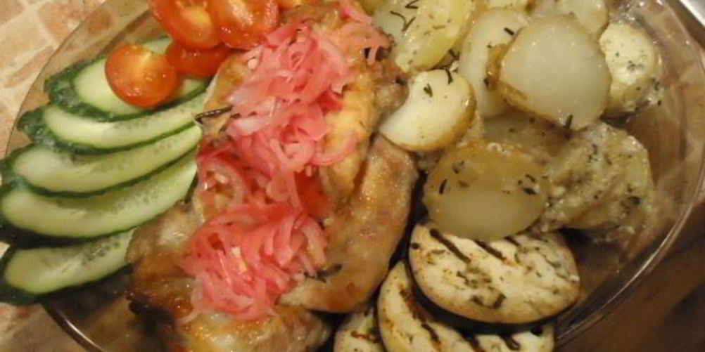 Как приготовить стейки с картофелем по-деревенски, маринованным луком и овощами