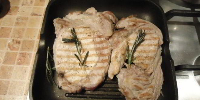 Рецепт стейков с картофелем по-деревенски, маринованным луком и овощами