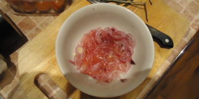 Рецепт стейков с картофелем по-деревенски, маринованным луком и овощами