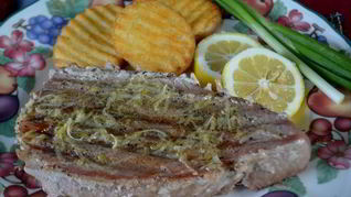 Рецепт Стейков тунца с лимонным маслом и черным перцем