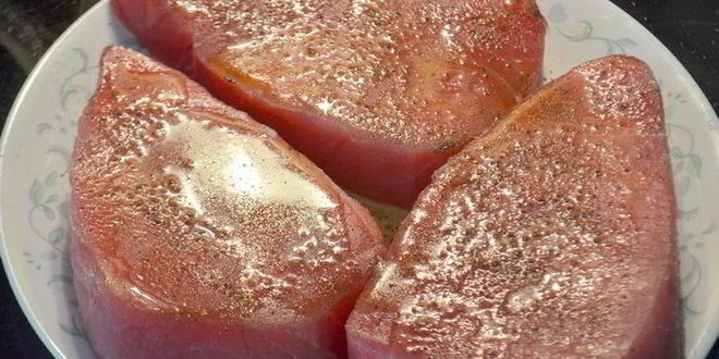 Рецепт стейков тунца с лимонным маслом и черным перцем