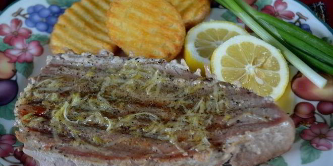 Рецепт стейков тунца с лимонным маслом и черным перцем