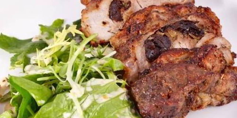 Как приготовить свиной стейк со сливовой начинкой