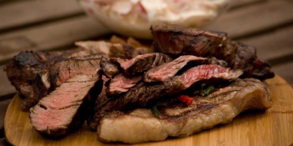 Как приготовить три вида стейков и томатный салат